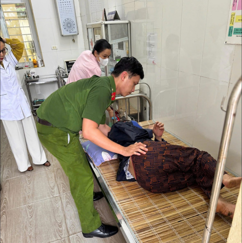 Công an xã kịp thời cứu một người dân -1