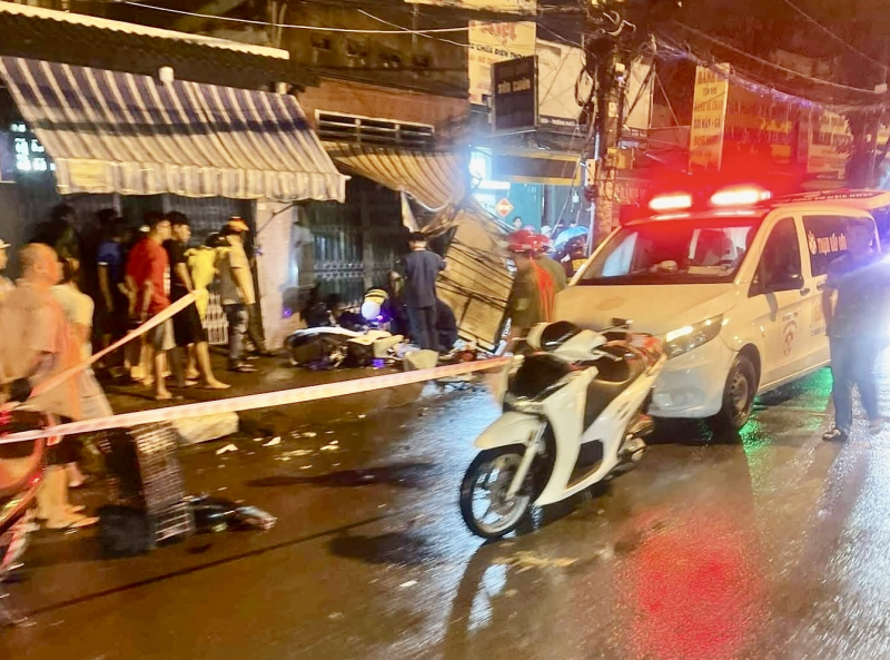 Nghi bị truy đuổi, xe máy lao vào nhà dân, 2 người tử vong -0