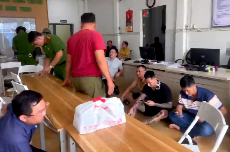 Làm “sổ đỏ” giả bán 2 lô đất lấy 8 tỷ đồng thì bị bắt quả tang -0