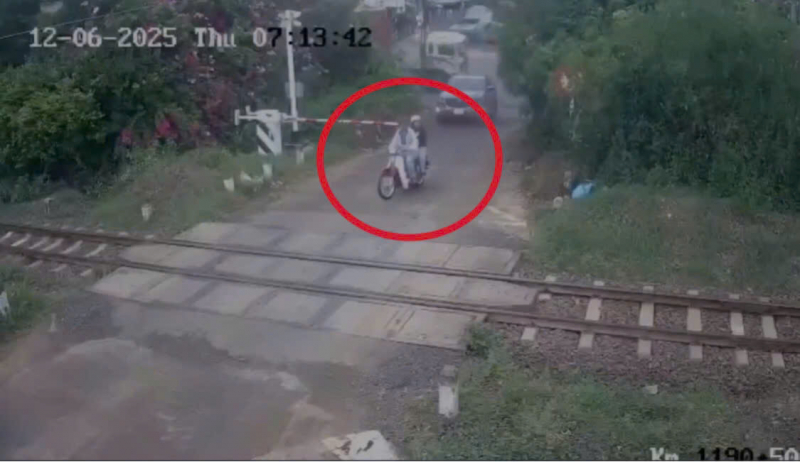 Vụ hai người tử nạn đường sắt ở Phú Yên: Người chạy xe máy cố tình vượt qua chắn cảnh báo tự động -0