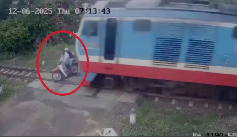 Vụ hai người tử nạn đường sắt ở Phú Yên: Người chạy xe máy cố tình vượt qua chắn cảnh báo tự động -0