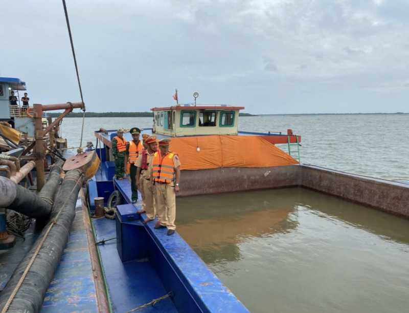 Liên tiếp bắt giữ 5 tàu khai thác, vận chuyển trái phép gần 2.500m3 cát -0