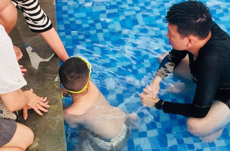 Giải cứu bé trai bị kẹt tay trong ống thoát nước tại bể bơi -0