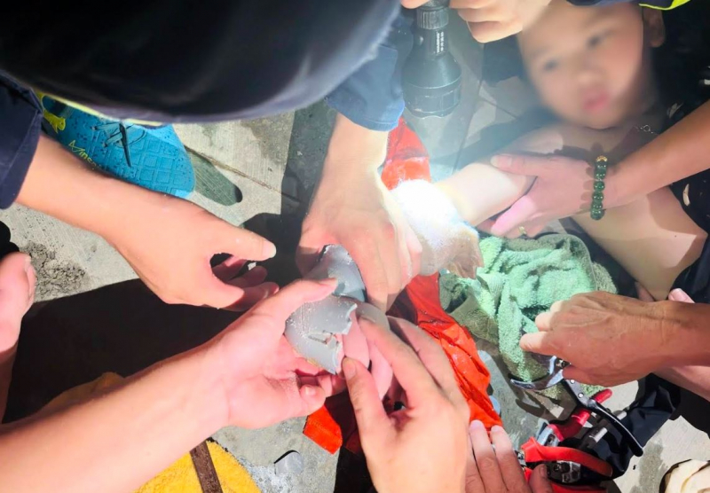 Giải cứu bé trai bị kẹt tay trong ống thoát nước tại bể bơi -1