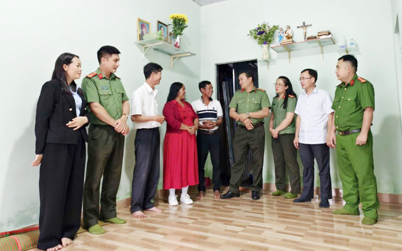 Công an tỉnh Lâm Đồng bàn giao nhà ở cho 19 hộ dân nghèo -0