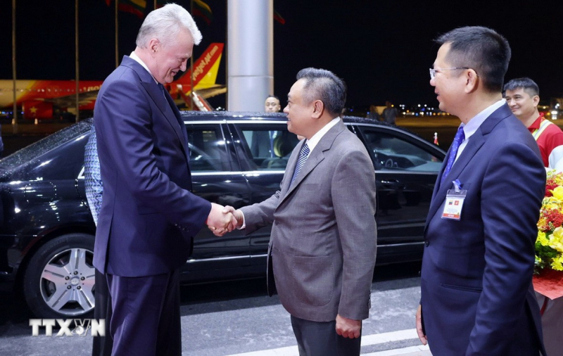 Tổng thống Cộng hòa Litva và Phu nhân đến Hà Nội trên chuyên cơ Vietjet -1