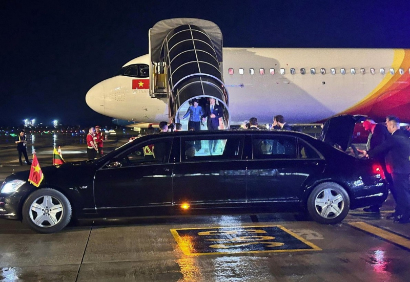 Tổng thống Cộng hòa Litva và Phu nhân đến Hà Nội trên chuyên cơ Vietjet -2