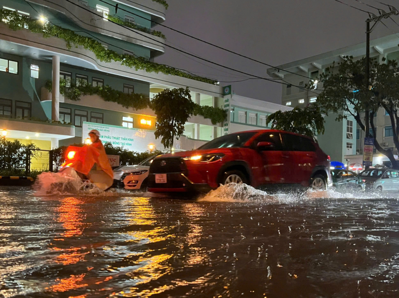 Công an TP Đà Nẵng phương triển khai các phương án ứng phó, sẵn sàng bảo vệ an toàn cho nhân dân -0