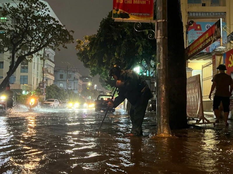 Công an TP Đà Nẵng phương triển khai các phương án ứng phó, sẵn sàng bảo vệ an toàn cho nhân dân -1