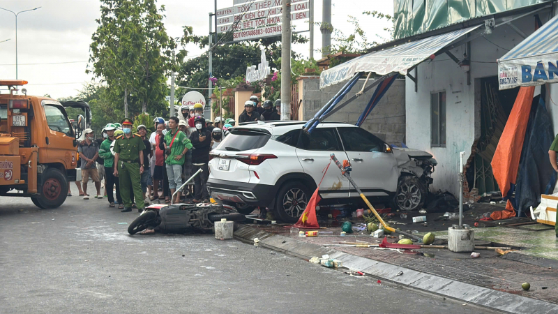 Ôtô ôm vòng xoay, lao vào nhà dân, tông một cụ bà tử vong -0