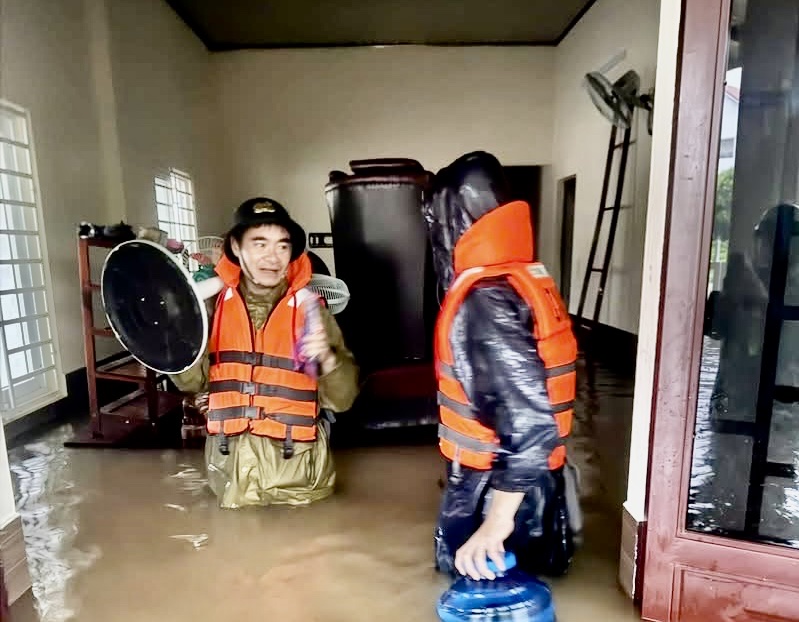 Mưa lớn gây ngập sâu, hàng nghìn nhà dân ở Quảng Trị bị ảnh hưởng -2