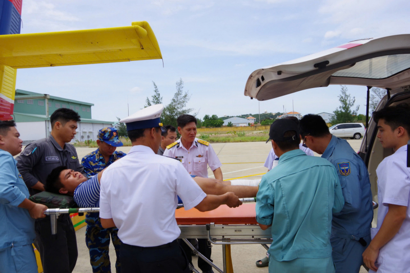 Điều thủy phi cơ bay ra Trường Sa đưa hai bệnh nhân về đất liền điều trị -0