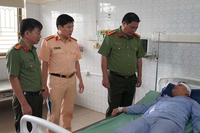 Thăm hỏi cán bộ Công an xã bị thương khi làm nhiệm vụ tuần tra, kiểm soát giao thông -0