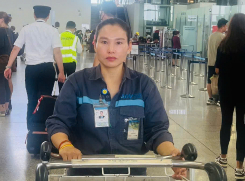 Khách Hàn Quốc vui mừng nhận lại 5 triệu Won bỏ quên tại Cảng HKQT Nội Bài -0