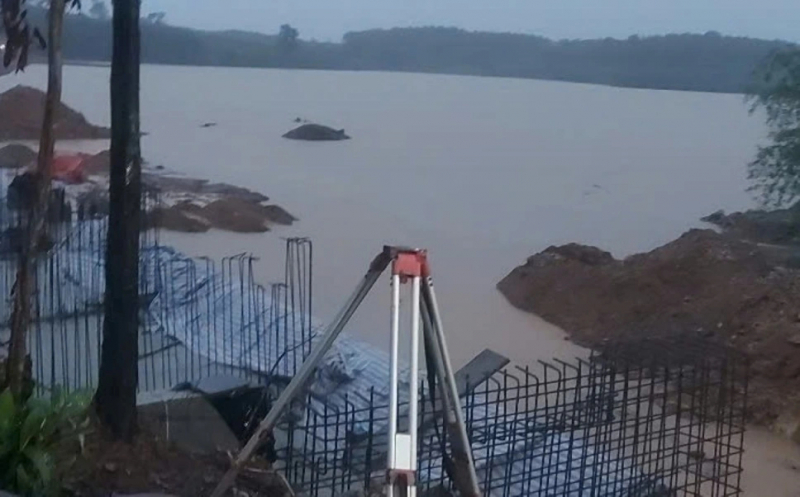 Vỡ đê chứa hơn 500.000m³ báo động đến người dân vùng hạ du -0