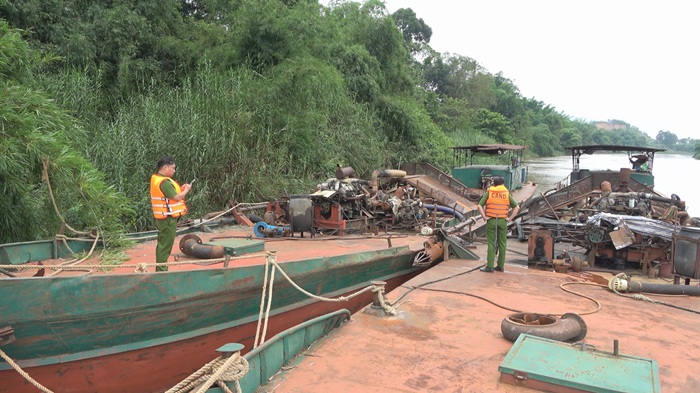 Xác minh 27 thuyền hút cát vắng chủ trên sông Đồng Nai -0