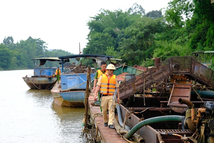 Xác minh 27 thuyền hút cát vắng chủ trên sông Đồng Nai -0