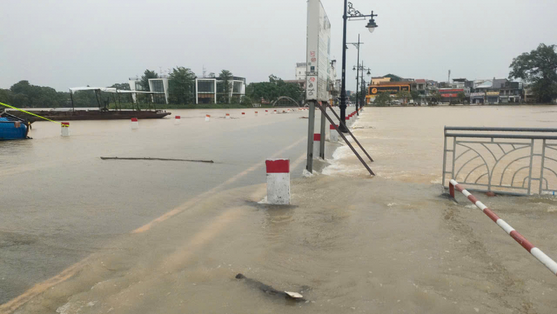 Nhiều vùng ở Huế ngập lụt sâu, người dân dùng ghe, thuyền để đi lại -0
