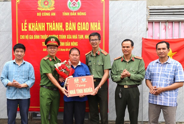 Công an tỉnh Đắk Nông khánh thành và bàn giao nhà tình nghĩa -0