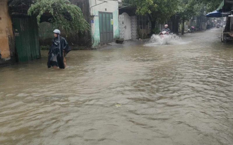 Nhiều vùng ở Huế ngập lụt sâu, người dân dùng ghe, thuyền để đi lại -0