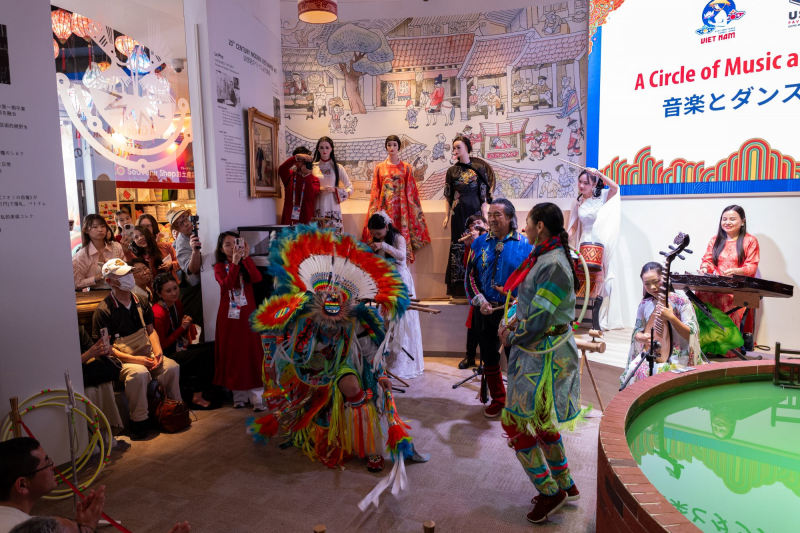 Primera vez que se combina la danza del aro de los nativos americanos y el Dan Bau, T'rung -1