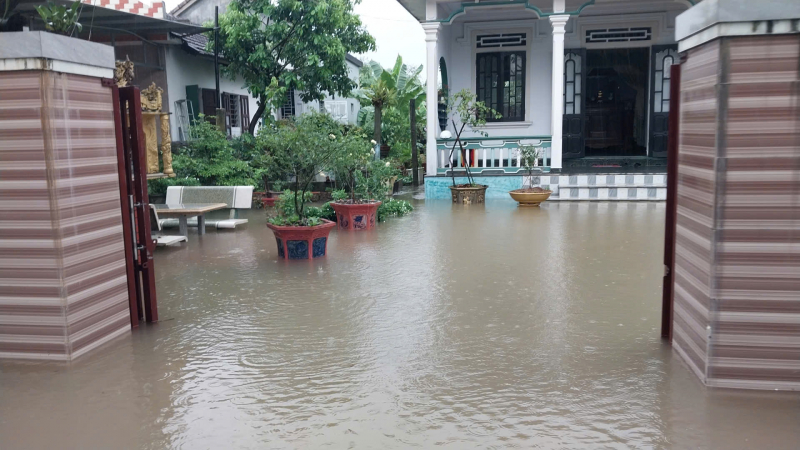 Nhiều vùng ở Huế ngập lụt sâu, người dân dùng ghe, thuyền để đi lại -0