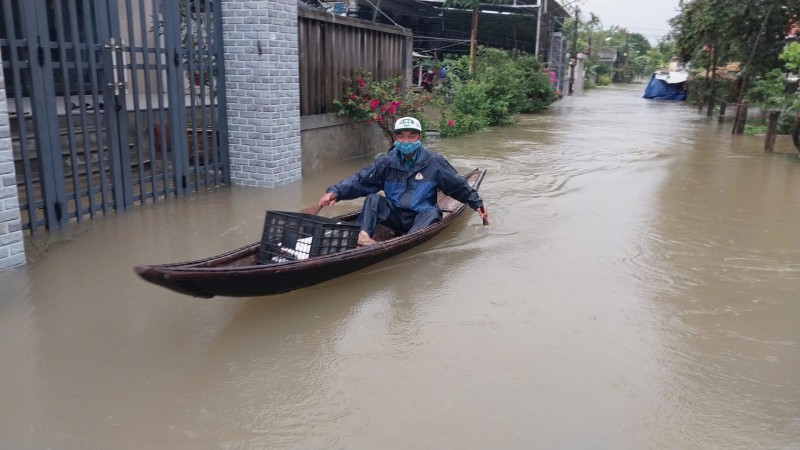 Nhiều vùng ở Huế ngập lụt sâu, người dân dùng ghe, thuyền để đi lại -0