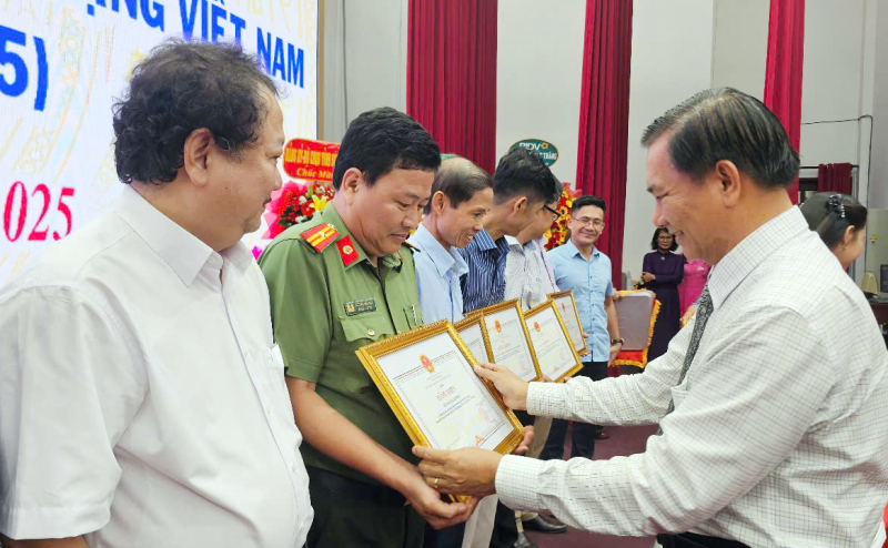 Tỉnh Sóc Trăng tặng Bằng khen Văn phòng thường trú và Phóng viên Báo CAND ở ĐBSCL -0
