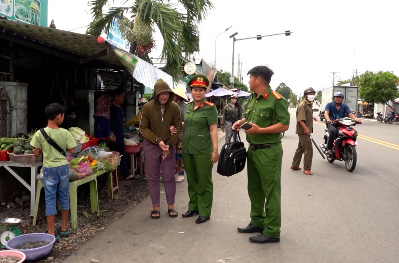 Bắt giữ người phụ nữ thực hiện hàng loạt vụ cướp giật -0