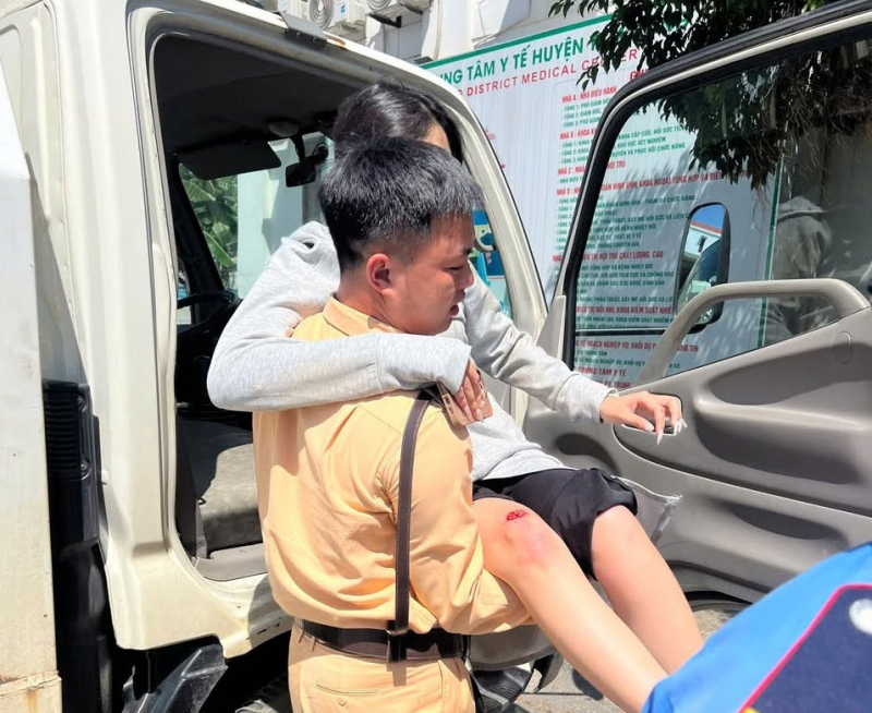 Cảnh sát giao thông kịp thời đưa người bị tai nạn đi cấp cứu -0