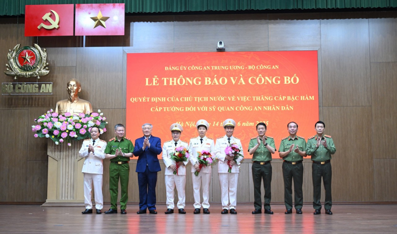 4 Thứ trưởng Bộ Công an được thăng cấp bậc hàm Thượng tướng, Trung tướng CAND -0