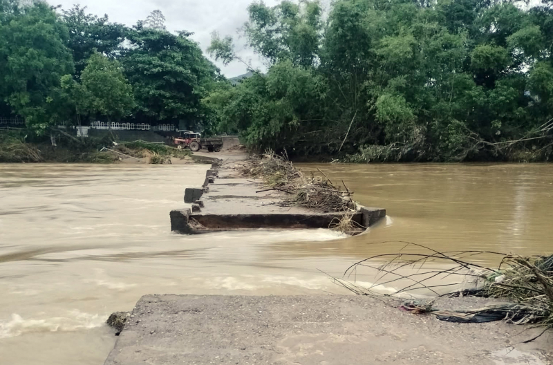 Mưa lũ bất thường làm sập cầu, hàng trăm nhà dân bị ngập sâu, sạt lở -0