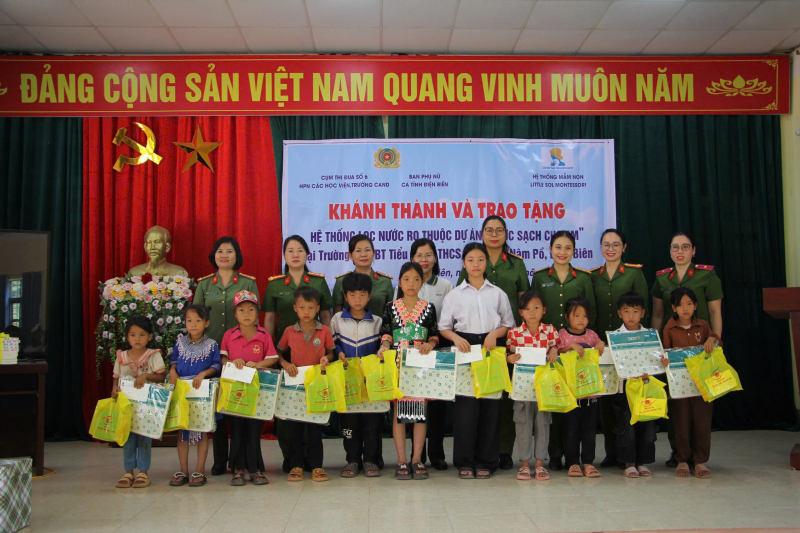Cụm thi đua số 6-Hội phụ nữ các học viện, trường CAND tặng công trình nước sạch cho học sinh vùng cao -0