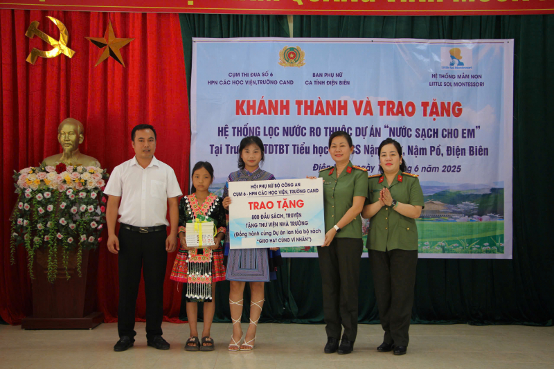 Cụm thi đua số 6-Hội phụ nữ các học viện, trường CAND tặng công trình nước sạch cho học sinh vùng cao -0