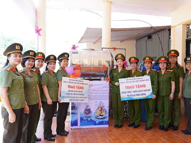 Cụm thi đua số 6-Hội phụ nữ các học viện, trường CAND tặng công trình nước sạch cho học sinh vùng cao -0