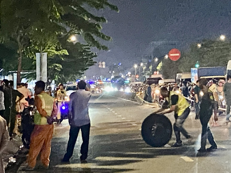 Người thân  ngất xỉu tại hiện trường vụ xe Jeep tông 2 người tử vong ở Bình Tân -1