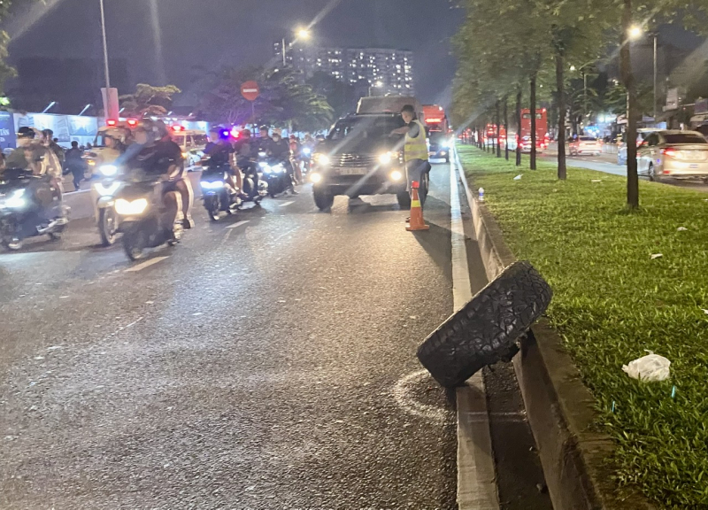 Người thân  ngất xỉu tại hiện trường vụ xe Jeep tông 2 người tử vong ở Bình Tân -0