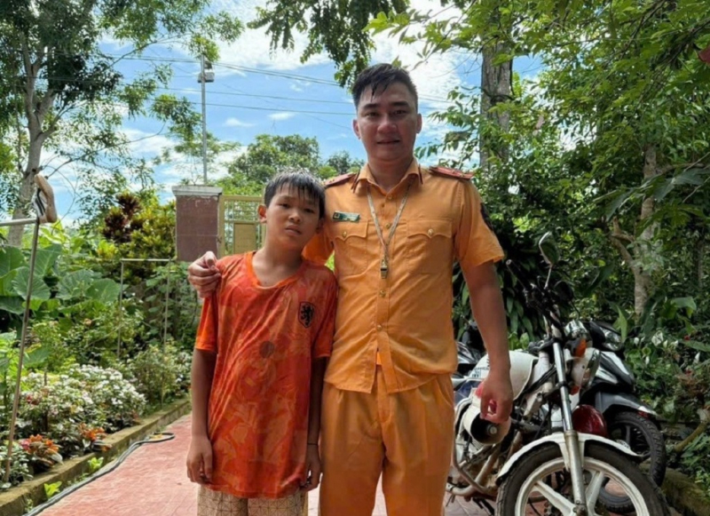 Thượng úy CSGT bơi ra giữa dòng nước xiết cứu cháu bé -0