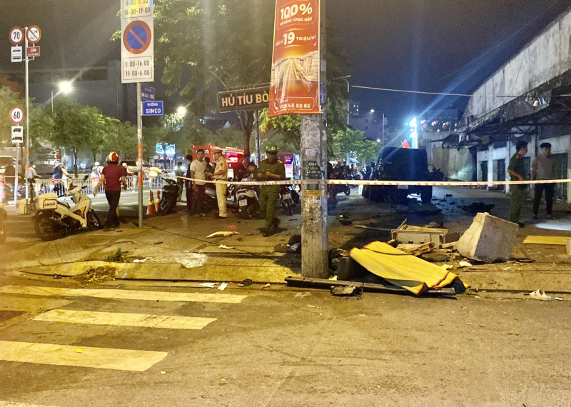 Người thân  ngất xỉu tại hiện trường vụ xe Jeep tông 2 người tử vong ở Bình Tân -0