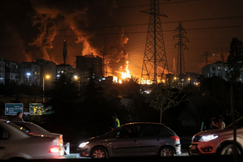Israel dội bão hoả lực vào trụ sở Bộ Quốc phòng Iran, Tehran 