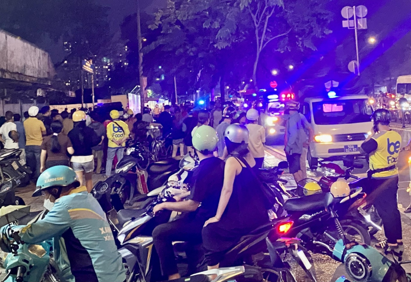 Người thân  ngất xỉu tại hiện trường vụ xe Jeep tông 2 người tử vong ở Bình Tân -1