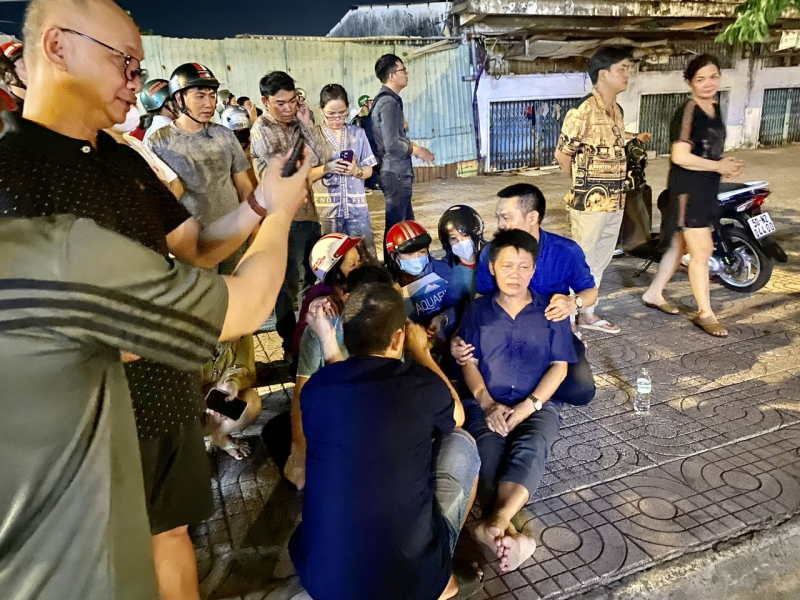Người thân  ngất xỉu tại hiện trường vụ xe Jeep tông 2 người tử vong ở Bình Tân -1