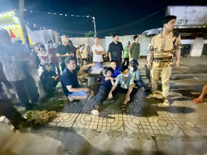 Người thân  ngất xỉu tại hiện trường vụ xe Jeep tông 2 người tử vong ở Bình Tân -0