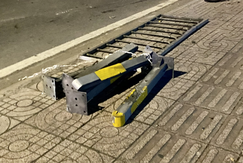 Người thân  ngất xỉu tại hiện trường vụ xe Jeep tông 2 người tử vong ở Bình Tân -1