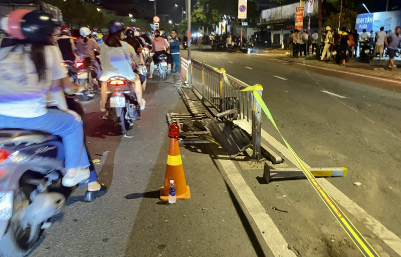 Người thân  ngất xỉu tại hiện trường vụ xe Jeep tông 2 người tử vong ở Bình Tân -2