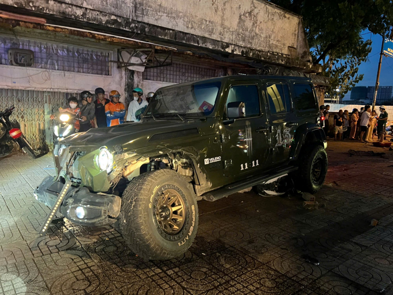 Hai người trên xe Jeep rời khỏi hiện trường sau vụ va chạm khiến 2 người tử vong -1