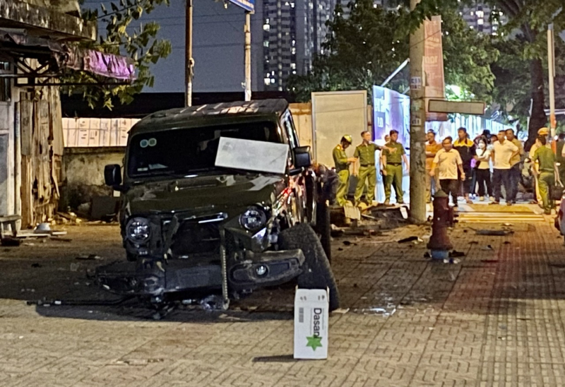 Người thân  ngất xỉu tại hiện trường vụ xe Jeep tông 2 người tử vong ở Bình Tân -1