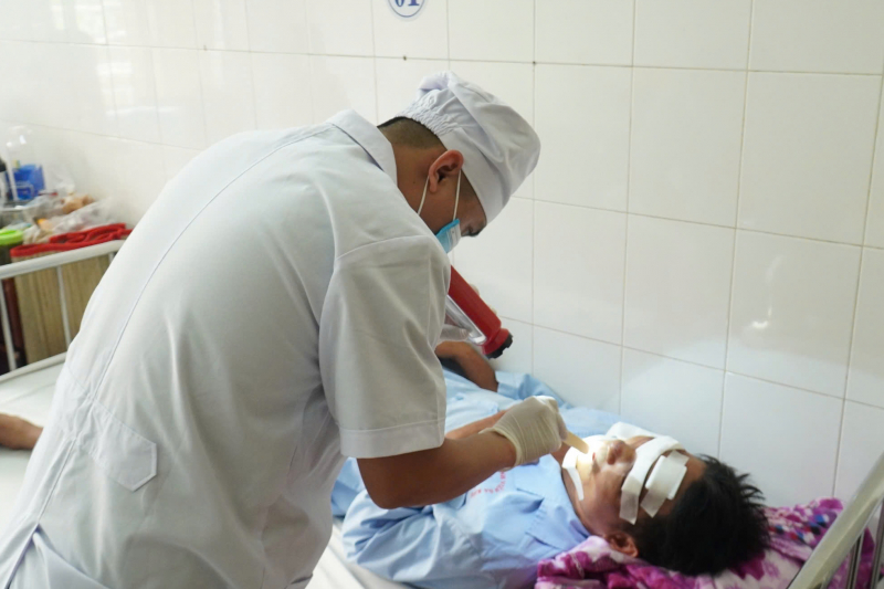 Người đàn ông bị máy bay không người lái chém gãy xương mặt -0