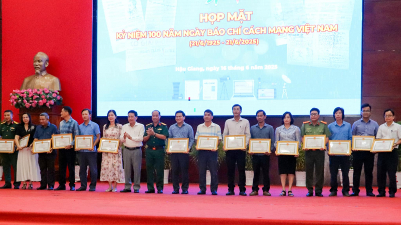 Văn phòng Thường trú và Phóng viên Báo CAND tại ĐBSCL được UBND tỉnh Hậu Giang tặng Bằng khen -0