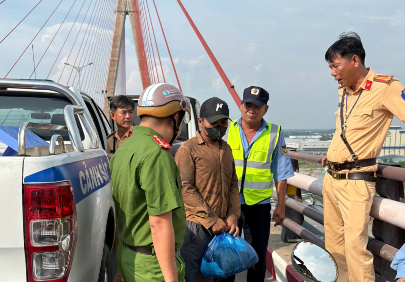 Kịp thời ngăn chặn thanh niên định nhảy cầu Cần Thơ tự tử -0